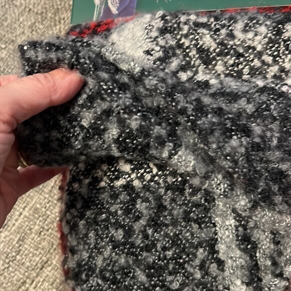 Woolrich cozy blanket wrap one size fits all new in package - red black gray - Picture 3 of 4